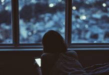 5 situations où un mec arrête de vous envoyer des SMS tous les jours