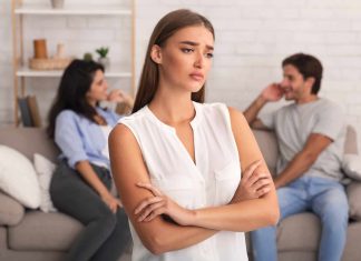 Comment dire à l’ex petite amie de votre petit ami de reculer quand vous êtes ennuyé