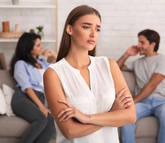 Comment dire à l’ex petite amie de votre petit ami de reculer quand vous êtes ennuyé