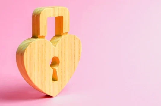 Comment savoir si un garçon vous aime bien : 20 signes qu’il vous aime secrètement