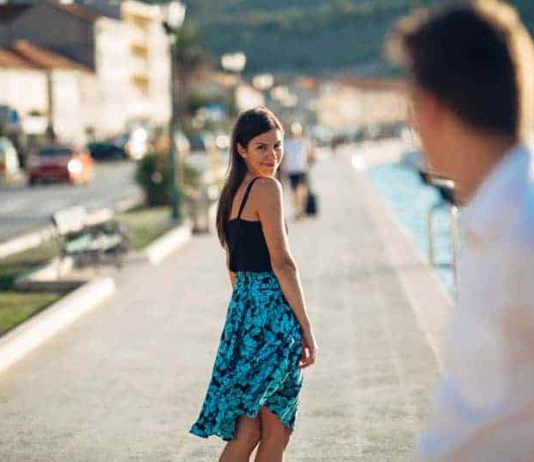 Comment savoir si une fille vous aime ? 27 Signes sûrs qu’elle est en vous